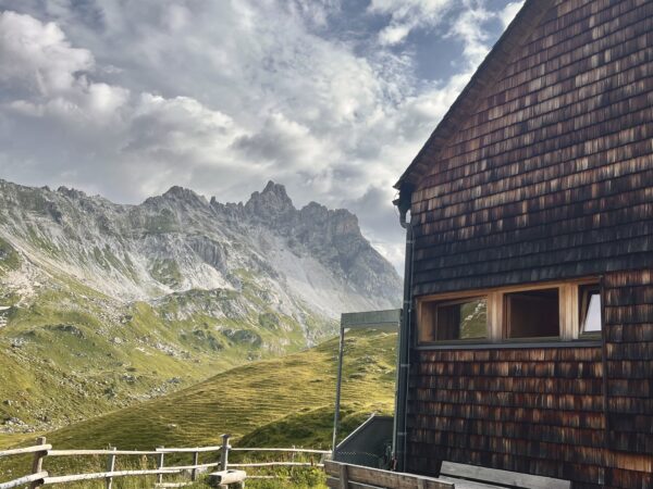 Berghütte mit Bergpanorama im Hintergrund