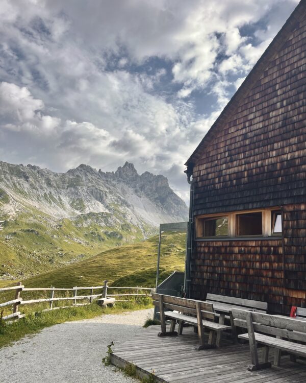 Berghütte mit Bergpanorama im Hintergrund